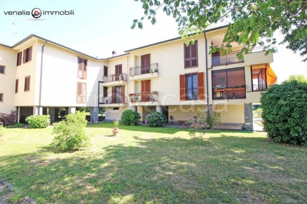 appartamento in vendita a Lacchiarella in zona Mettone