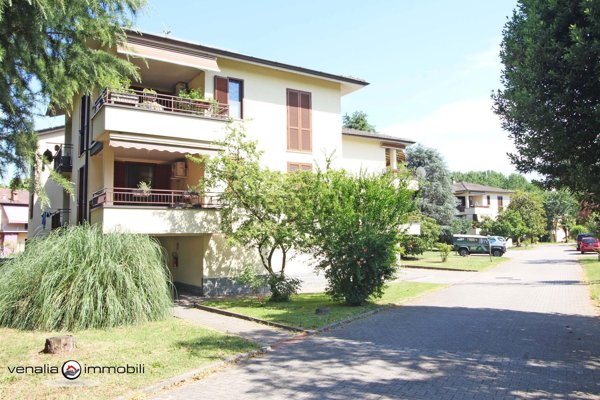 appartamento in vendita a Lacchiarella in zona Mettone