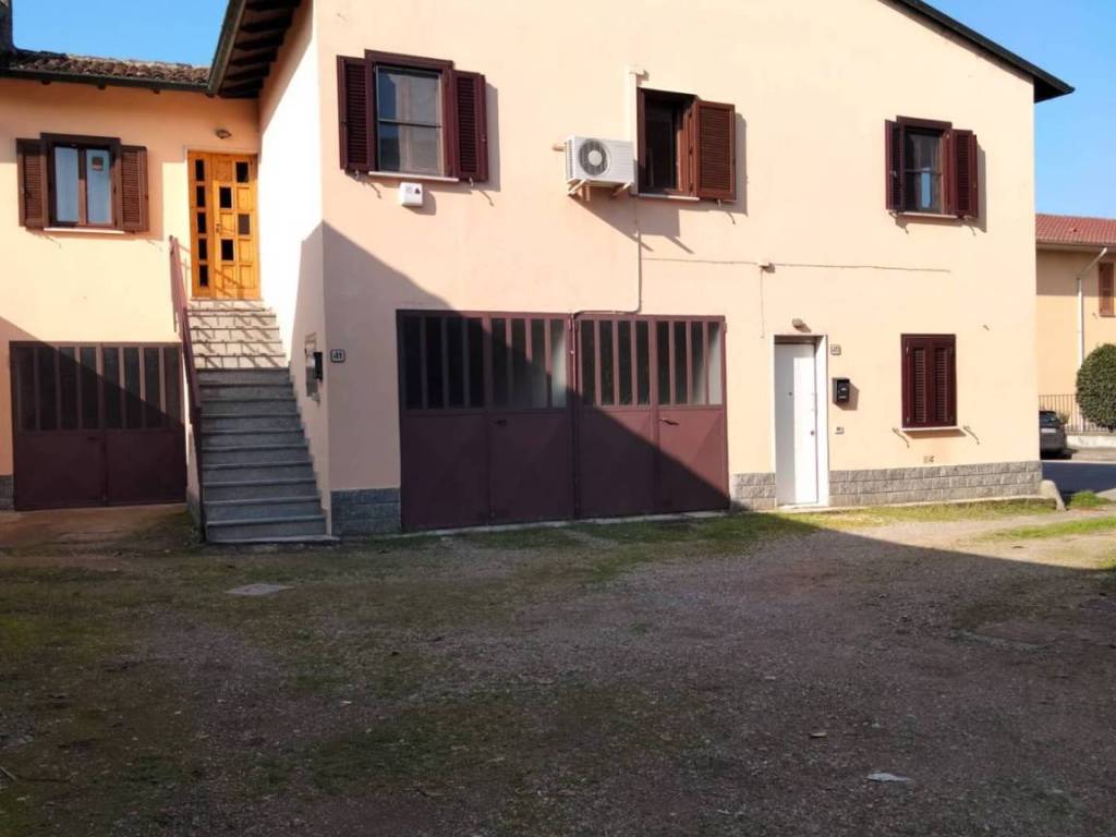 appartamento in vendita a Lacchiarella in zona Mettone