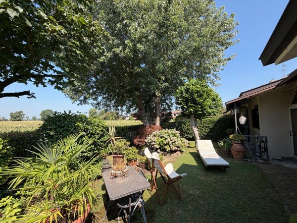 casa indipendente in vendita a Lacchiarella in zona Mettone