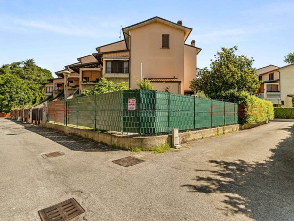 casa indipendente in vendita a Lacchiarella in zona Mettone