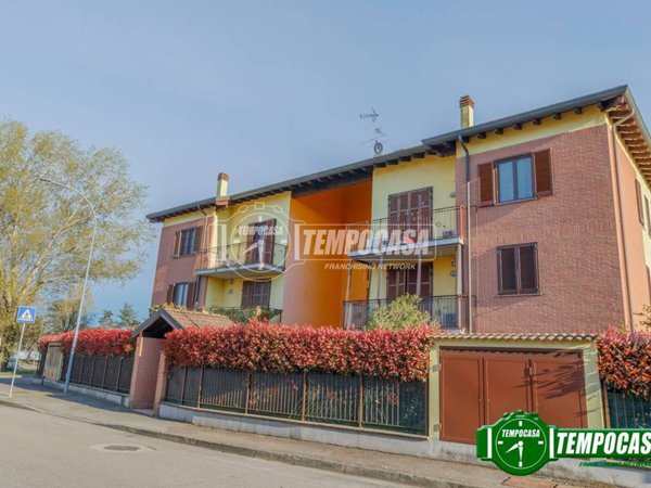 appartamento in vendita a Lacchiarella in zona Mettone