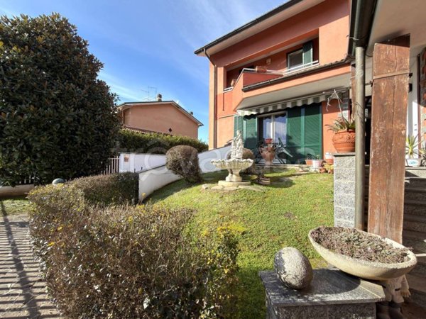 casa indipendente in vendita a Lacchiarella in zona Mettone