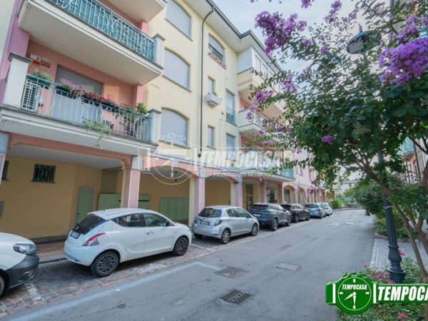 appartamento in vendita a Lacchiarella in zona Mettone
