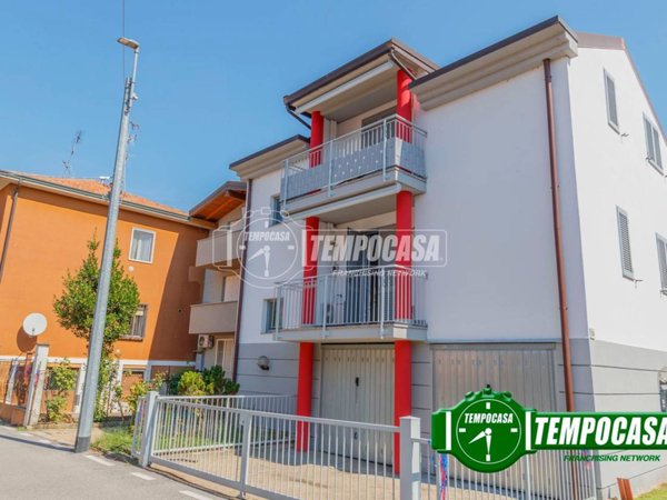 appartamento in vendita a Lacchiarella in zona Mettone