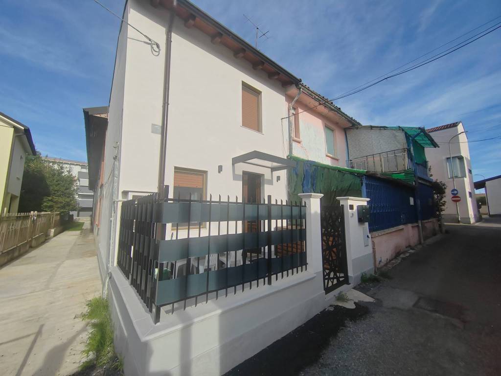 appartamento in vendita a Lacchiarella in zona Mettone
