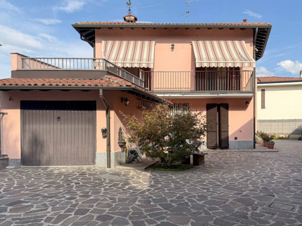 casa indipendente in vendita a Lacchiarella in zona Casirate Olona
