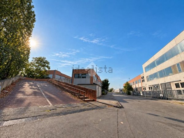locale commerciale in vendita a Lacchiarella