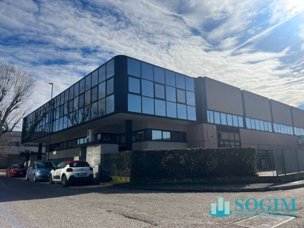 locale commerciale in vendita a Lacchiarella in zona Mettone
