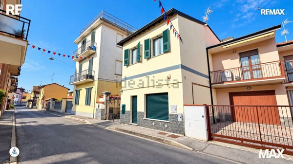appartamento in vendita a Lacchiarella in zona Mettone