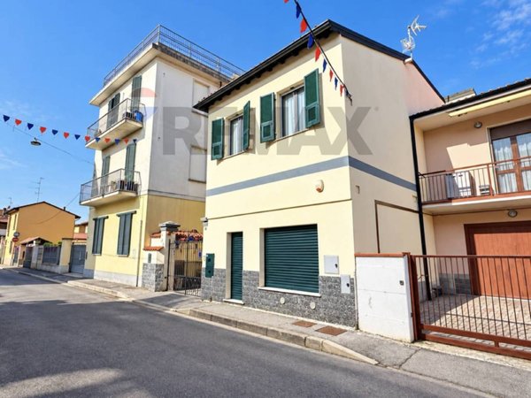 casa indipendente in vendita a Lacchiarella in zona Mettone