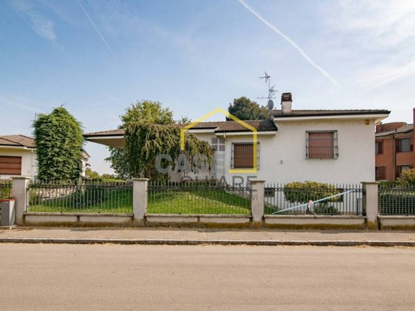 casa indipendente in vendita a Lacchiarella in zona Mettone
