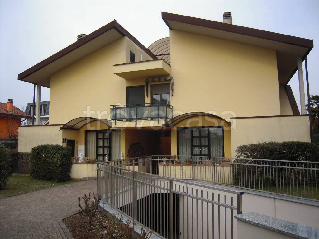 casa indipendente in vendita a Lainate in zona Pagliera