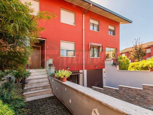 casa indipendente in vendita a Lainate