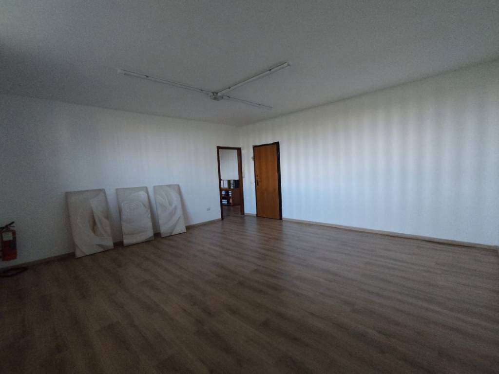 ufficio in vendita a Lainate in zona Barbaiana