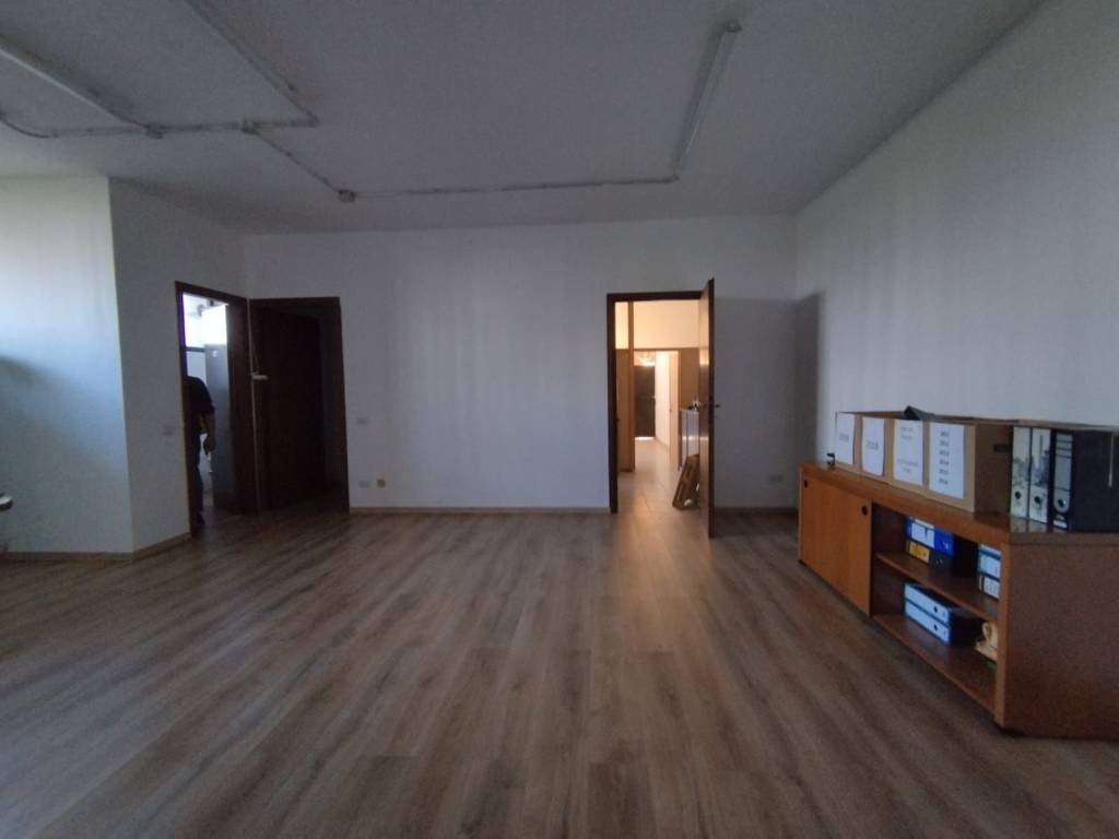 ufficio in vendita a Lainate in zona Barbaiana