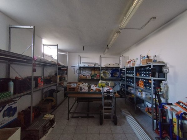 ufficio in vendita a Lainate in zona Barbaiana