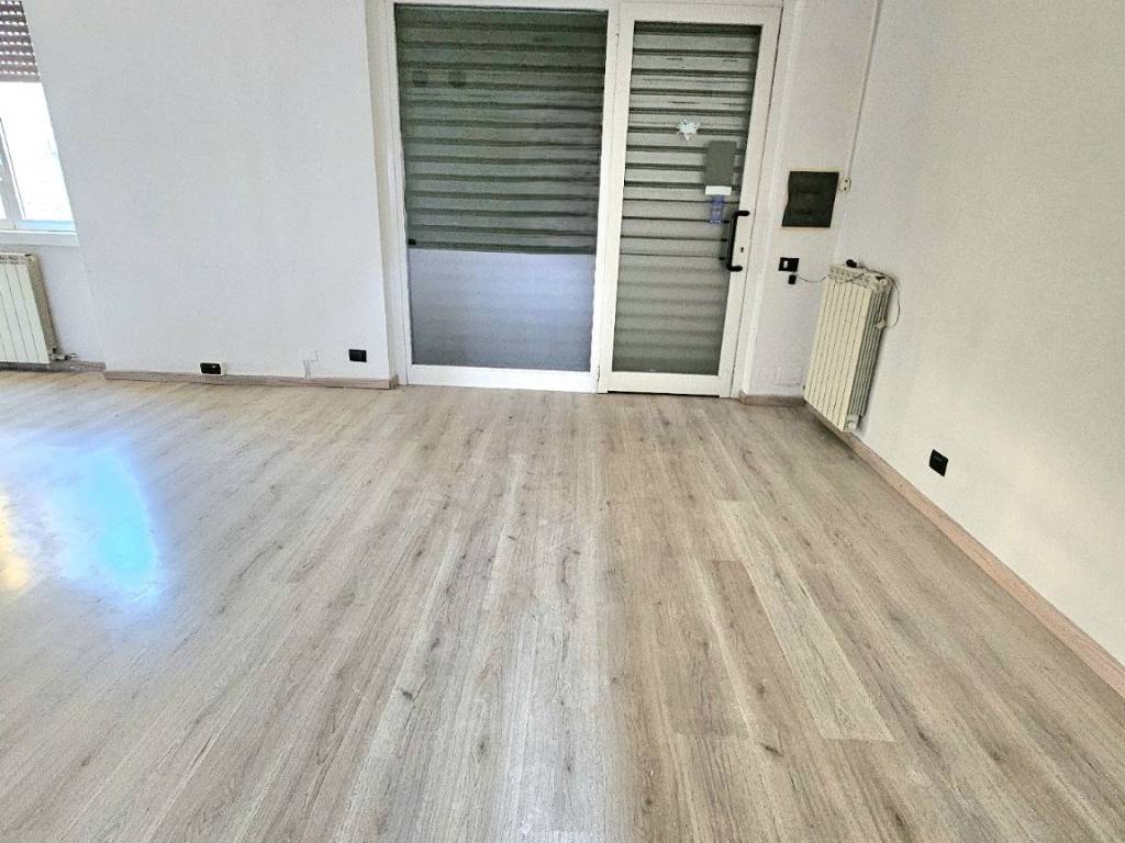 negozio in vendita a Lainate