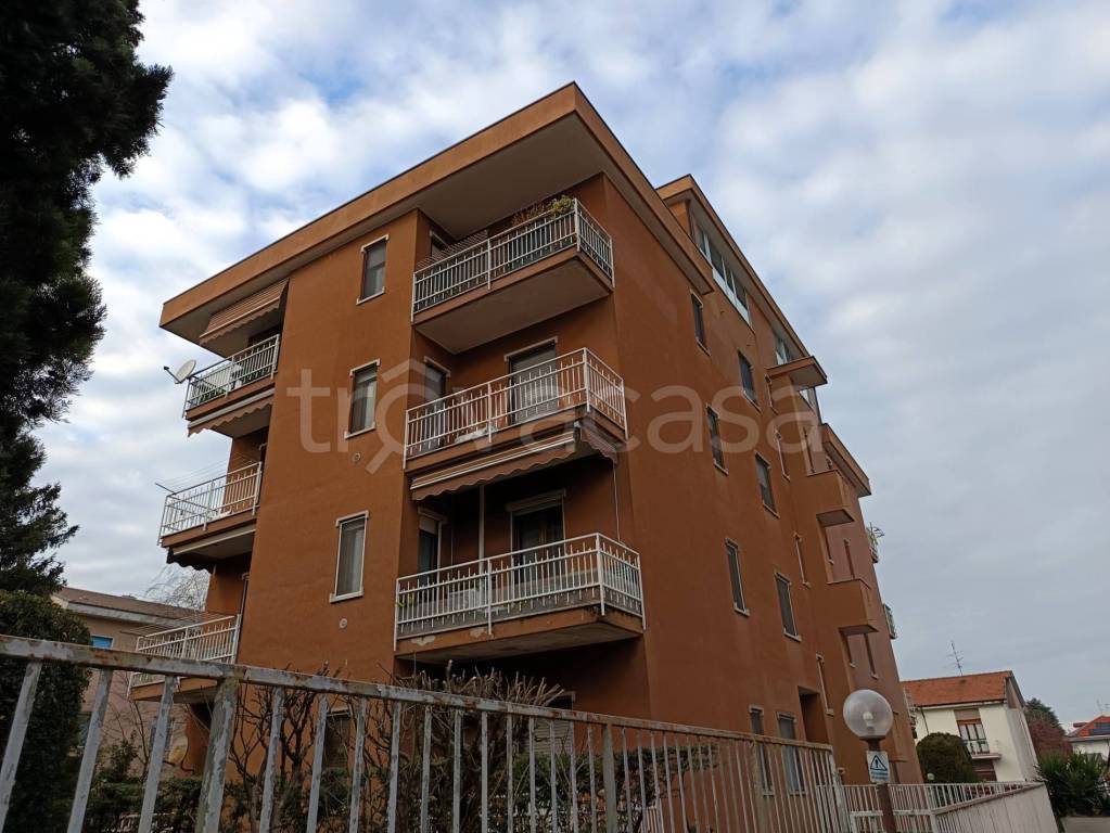 appartamento in vendita a Lainate in zona Pagliera
