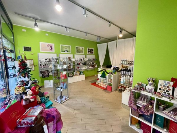 negozio in vendita a Lainate