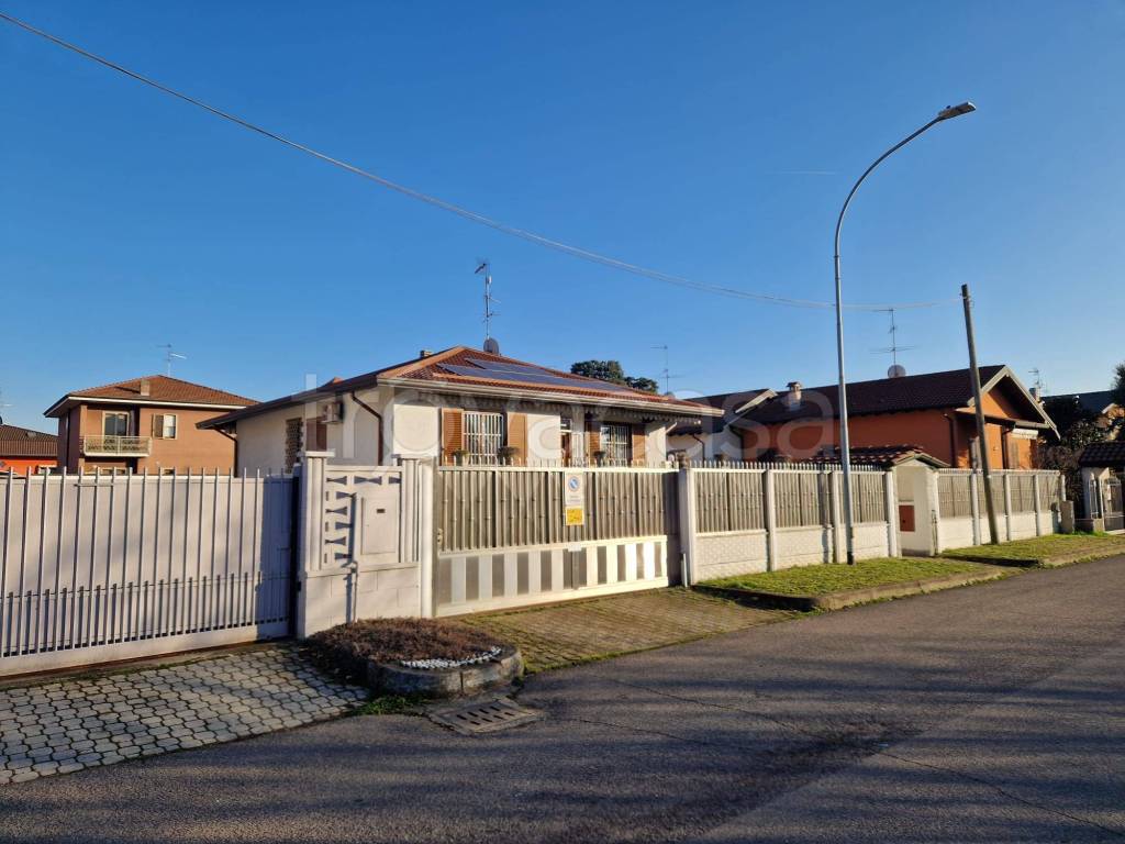 casa indipendente in vendita a Lainate