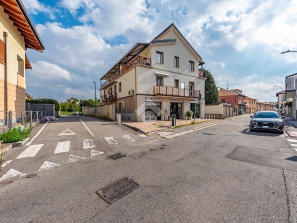 appartamento in vendita a Lainate in zona Barbaiana