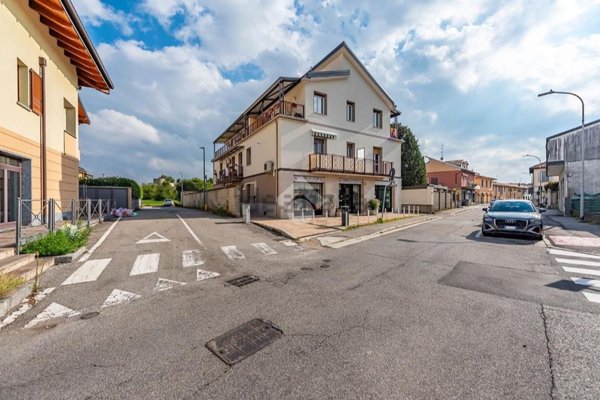 appartamento in vendita a Lainate in zona Barbaiana