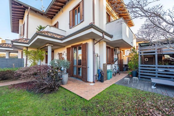 casa indipendente in vendita a Lainate