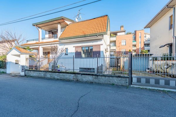 casa indipendente in vendita a Lainate
