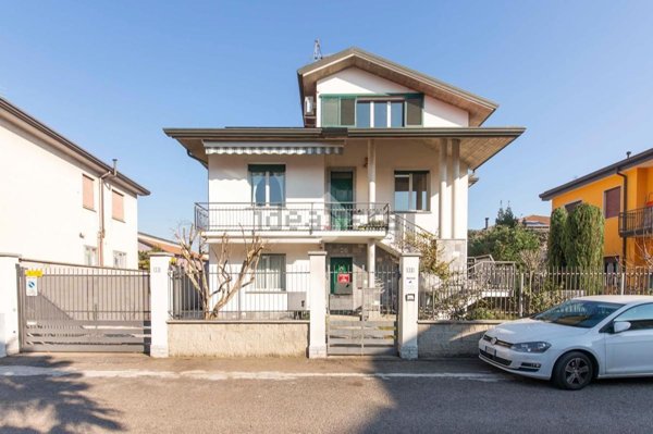 appartamento in vendita a Lainate in zona Barbaiana