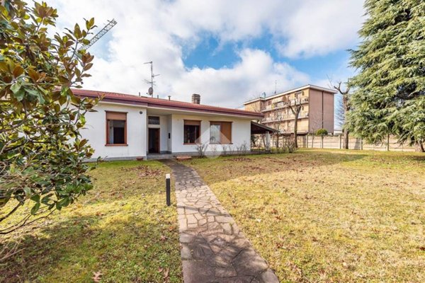 casa indipendente in vendita a Lainate in zona Barbaiana
