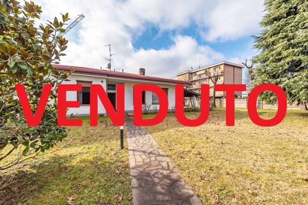 casa indipendente in vendita a Lainate in zona Barbaiana
