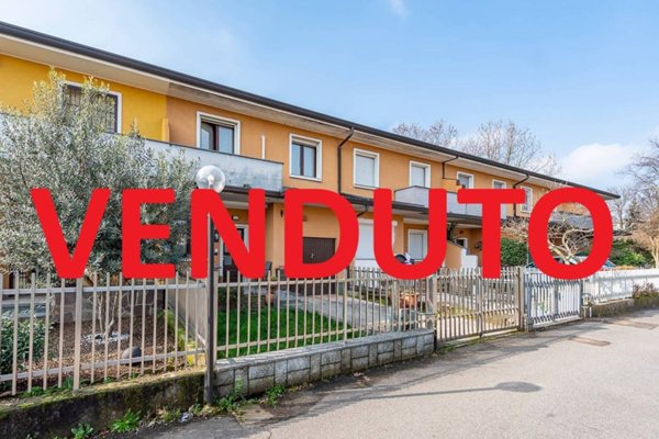 casa indipendente in vendita a Lainate in zona Barbaiana