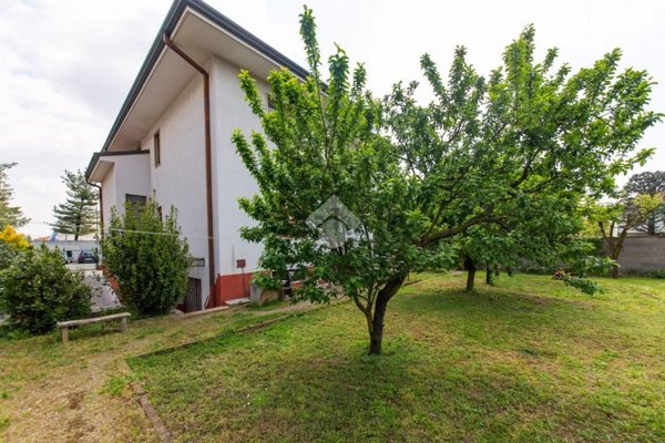 casa indipendente in vendita a Lainate
