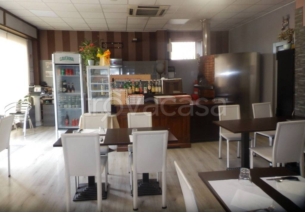 negozio in vendita a Lainate in zona Pagliera