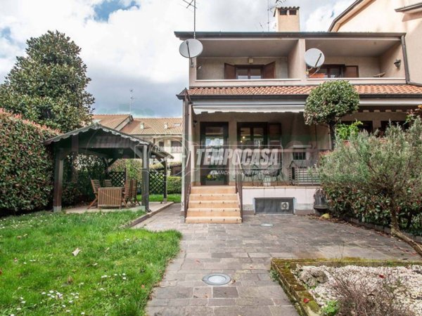 casa indipendente in vendita a Lainate in zona Barbaiana