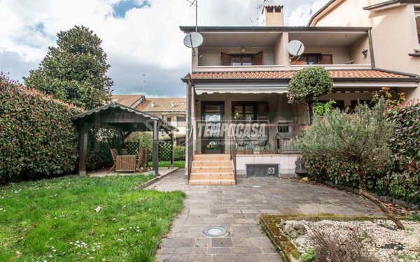 casa indipendente in vendita a Lainate in zona Barbaiana