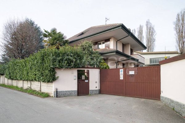 casa indipendente in vendita a Lainate in zona Barbaiana