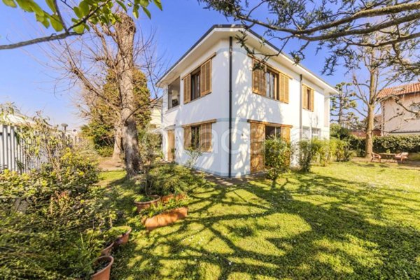 casa indipendente in vendita a Lainate