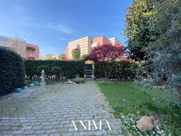 casa indipendente in vendita a Lainate