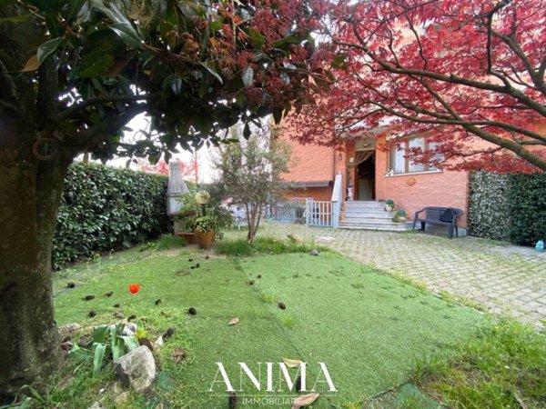 casa indipendente in vendita a Lainate