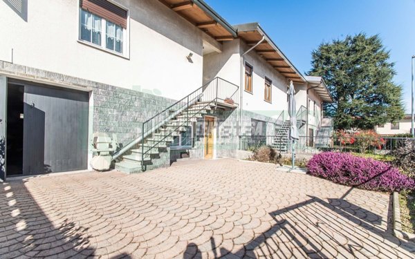 casa indipendente in vendita a Lainate in zona Barbaiana