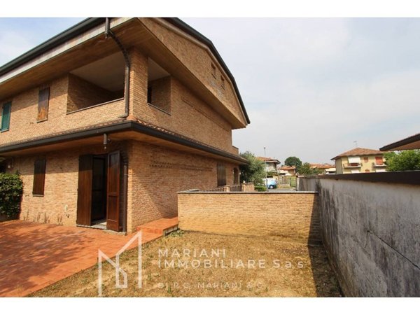 casa indipendente in vendita a Lainate in zona Pagliera