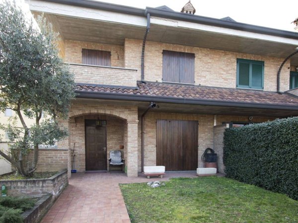 casa indipendente in vendita a Lainate in zona Pagliera