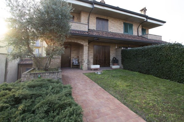 casa indipendente in vendita a Lainate in zona Pagliera