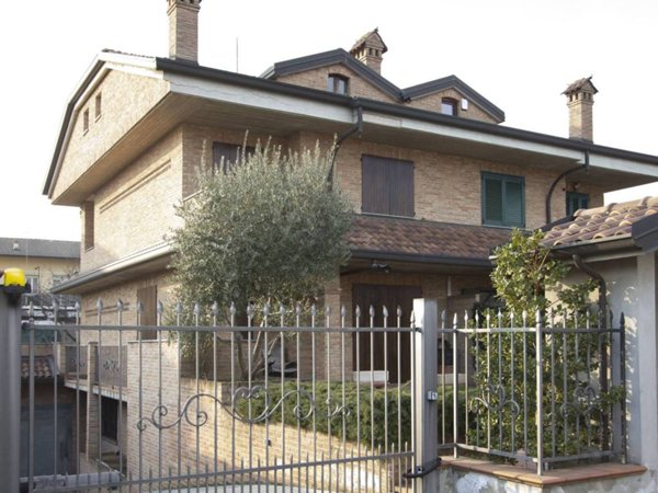 casa indipendente in vendita a Lainate in zona Pagliera
