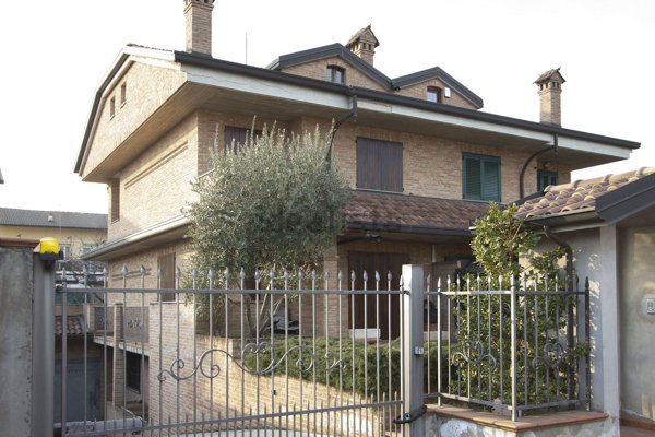 casa indipendente in vendita a Lainate in zona Pagliera