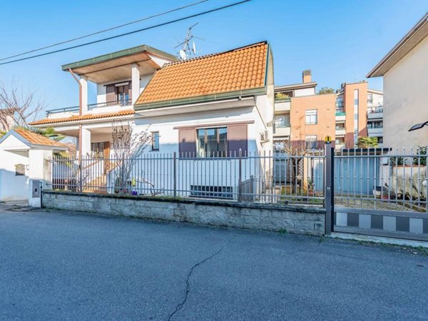 casa indipendente in vendita a Lainate