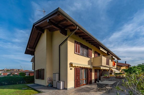 casa indipendente in vendita a Lainate in zona Barbaiana