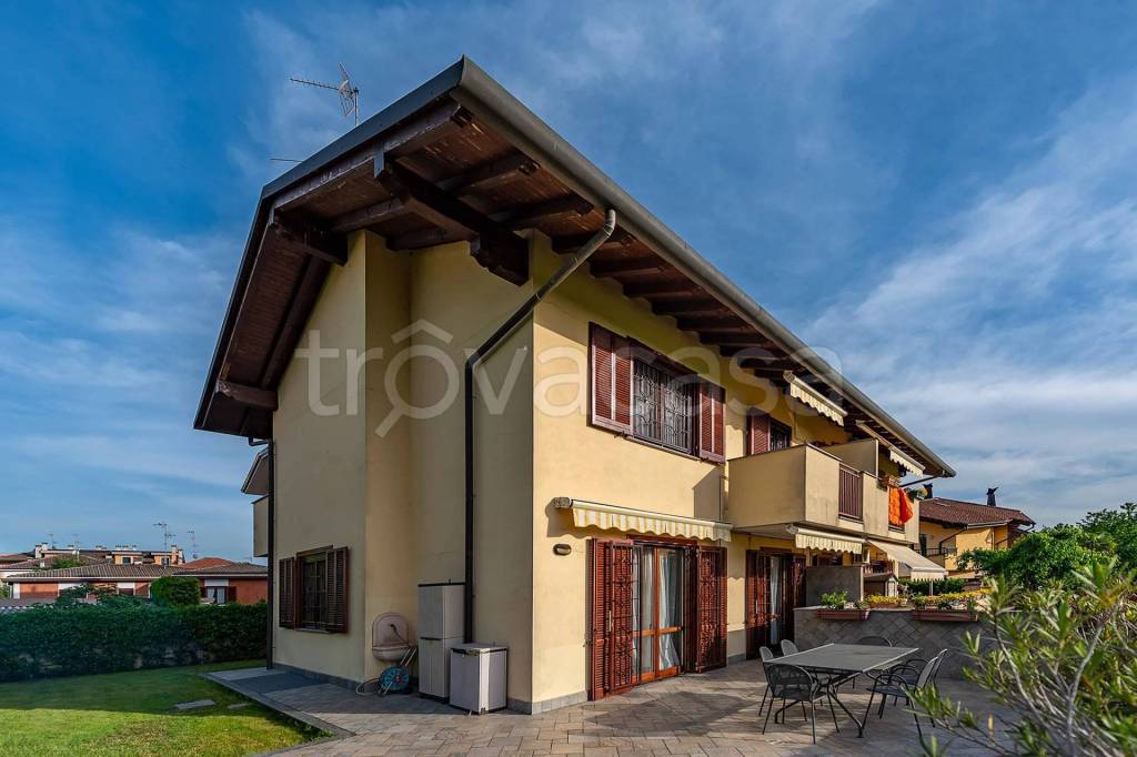 casa indipendente in vendita a Lainate in zona Barbaiana
